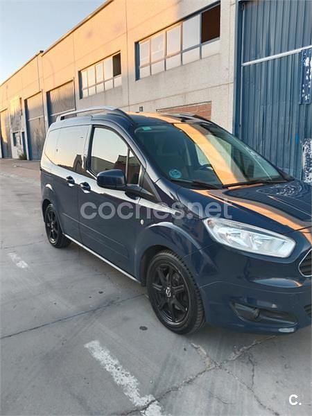 Usado Ford Tourneo Courier Titanium 100 CV (73 kW) 2015 Azul Monovolumen