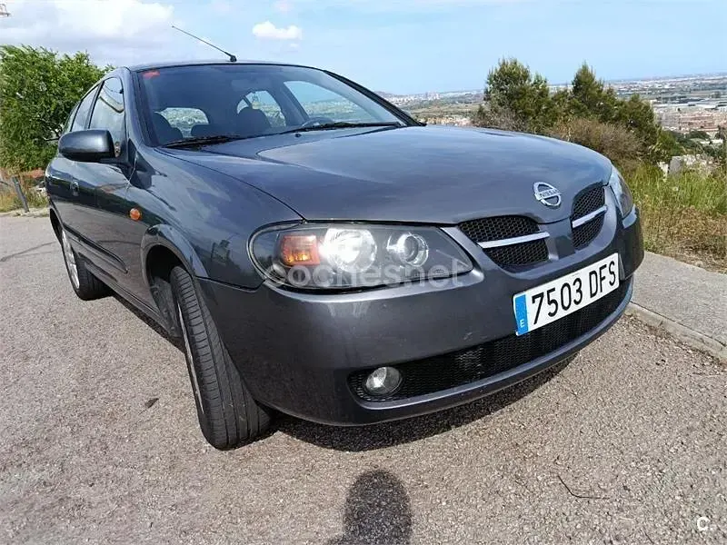 Usado Nissan Almera Visia 98 CV (72 kW) 2005 Gris / plata Berlina