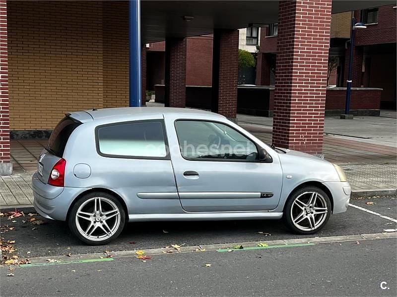 Gris / plata Usado 2004 Renault Clio II Dynamique Berlina | 3600 € (Precio justo) - Imagen 1/4