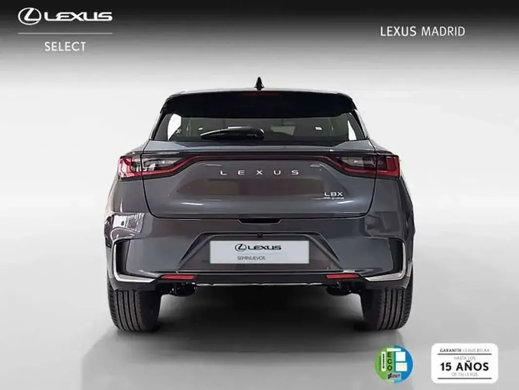 Usado Lexus LBX 136 CV (100 kW) 2025 Gris SUV