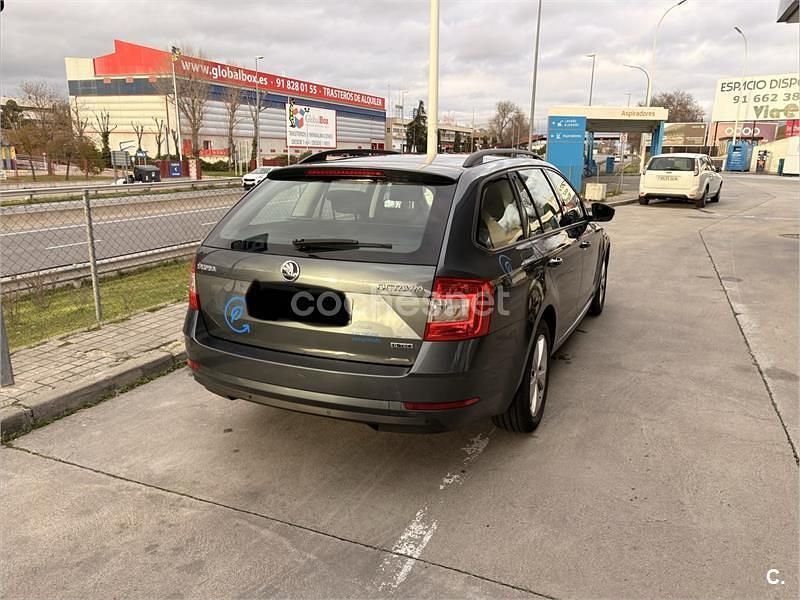 Usado Skoda Octavia G-TEC Ambition 131 CV (96 kW) 2020 Gris / plata Familiar