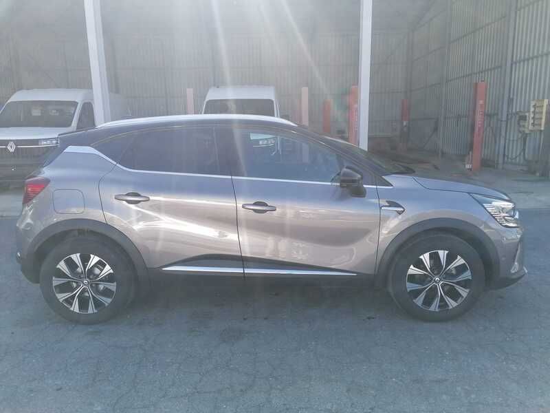 Usado Renault Captur Techno 90 CV (66 kW) 2024 Gris SUV