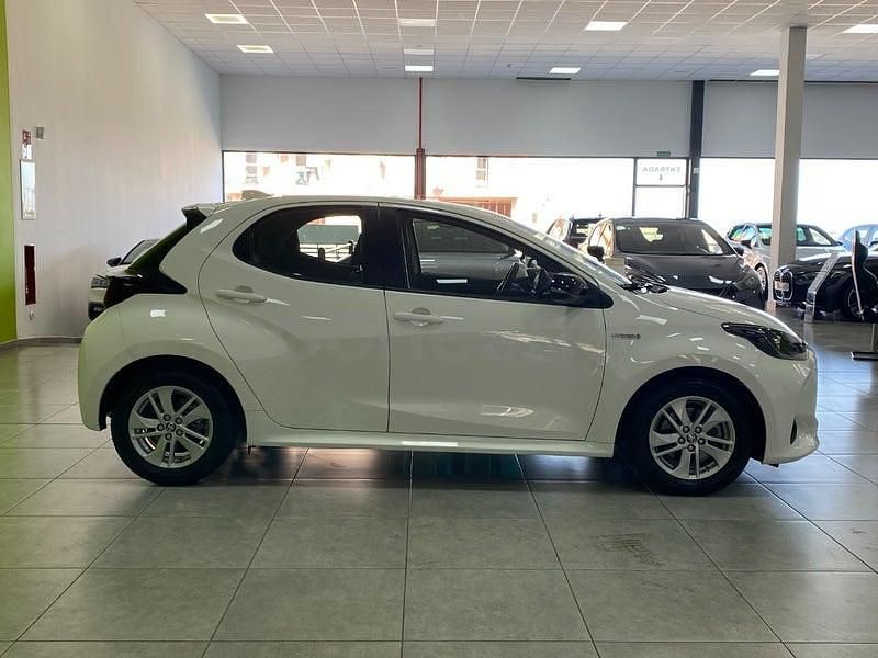 Usado Toyota Yaris Hybrid Active 116 CV (85 kW) 2020 Blanco Berlina
