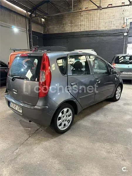 Usado Mitsubishi Colt Inform 75 CV (55 kW) 2006 Gris / plata Monovolumen