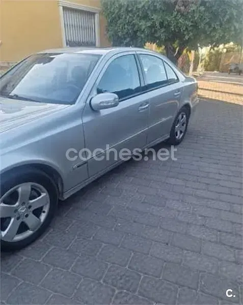 Usado Mercedes E320 Avantgarde 204 CV (150 kW) 2003 Gris / plata Berlina