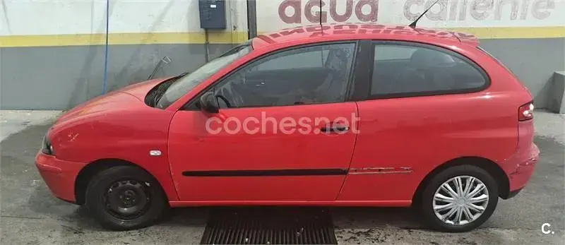 Usado Seat Ibiza Stella 75 CV (55 kW) 2003 Rojo Utilitario