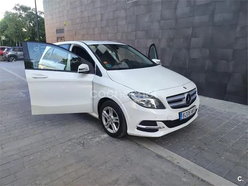 Usado Mercedes B200 156 CV (114 kW) 2015 Blanco Monovolumen