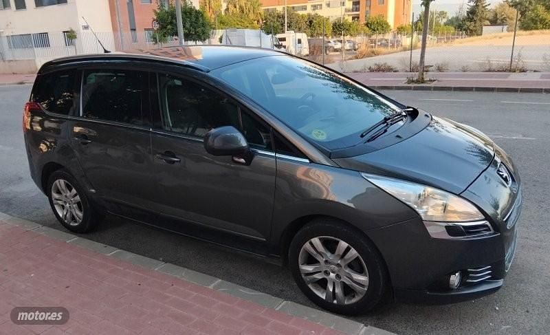 Gris / plateado Usado 2010 Peugeot 5008 Monovolumen | 4495 € (Buen precio) - Imagen 1/4