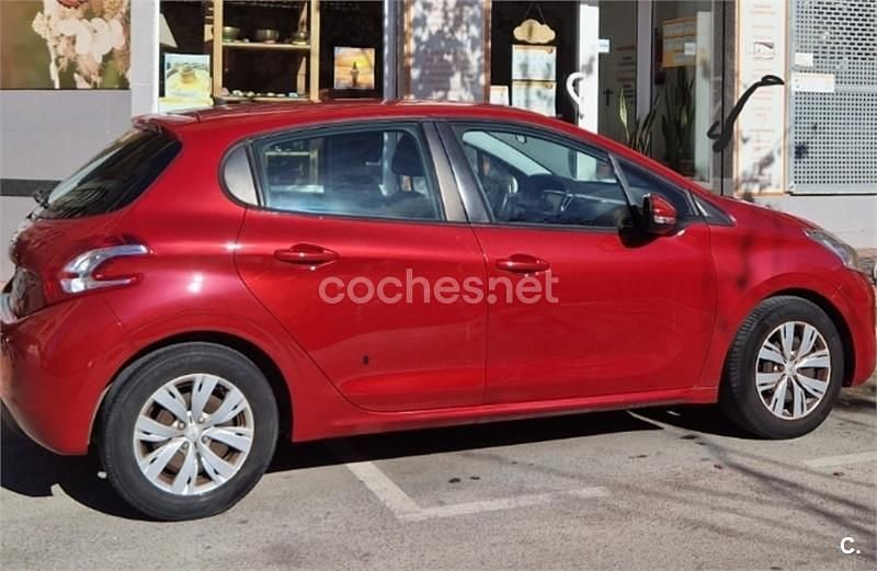 Usado Peugeot 208 Active 82 CV (60 kW) 2014 Rojo Utilitario
