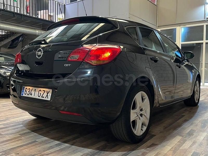 Usado Opel Astra Enjoy 110 CV (80 kW) 2011 Negro Berlina