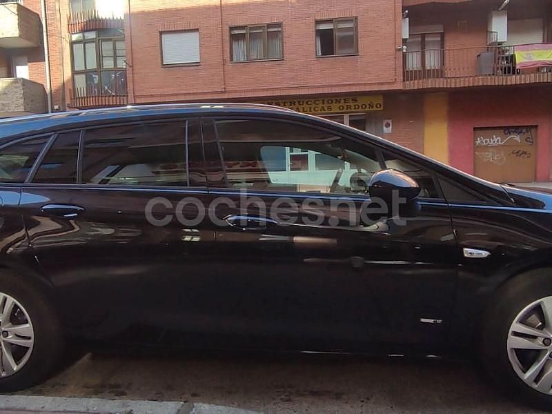 Usado Opel Astra Ultimate 145 CV (106 kW) 2021 Negro Familiar