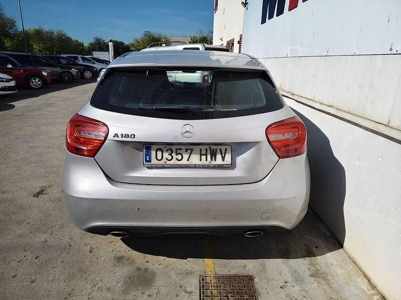 Usado Mercedes A180 Style 122 HP (89 kW) 2014 Cinzento Sedan