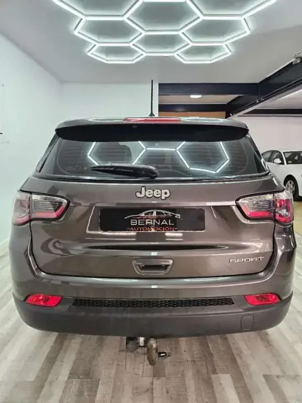 Usado Jeep Compass Sport 140 CV (102 kW) 2019 Gris SUV