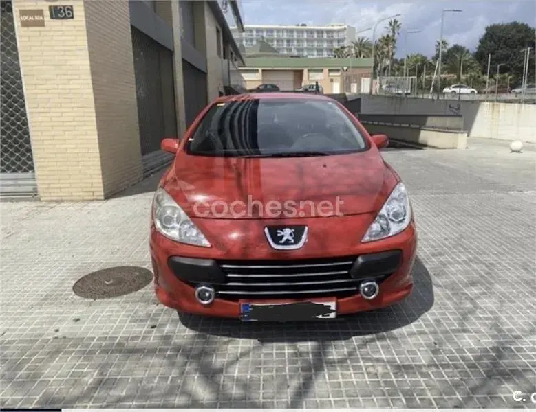 Usado Peugeot 307 CC 138 CV (101 kW) 2005 Rojo Descapotable