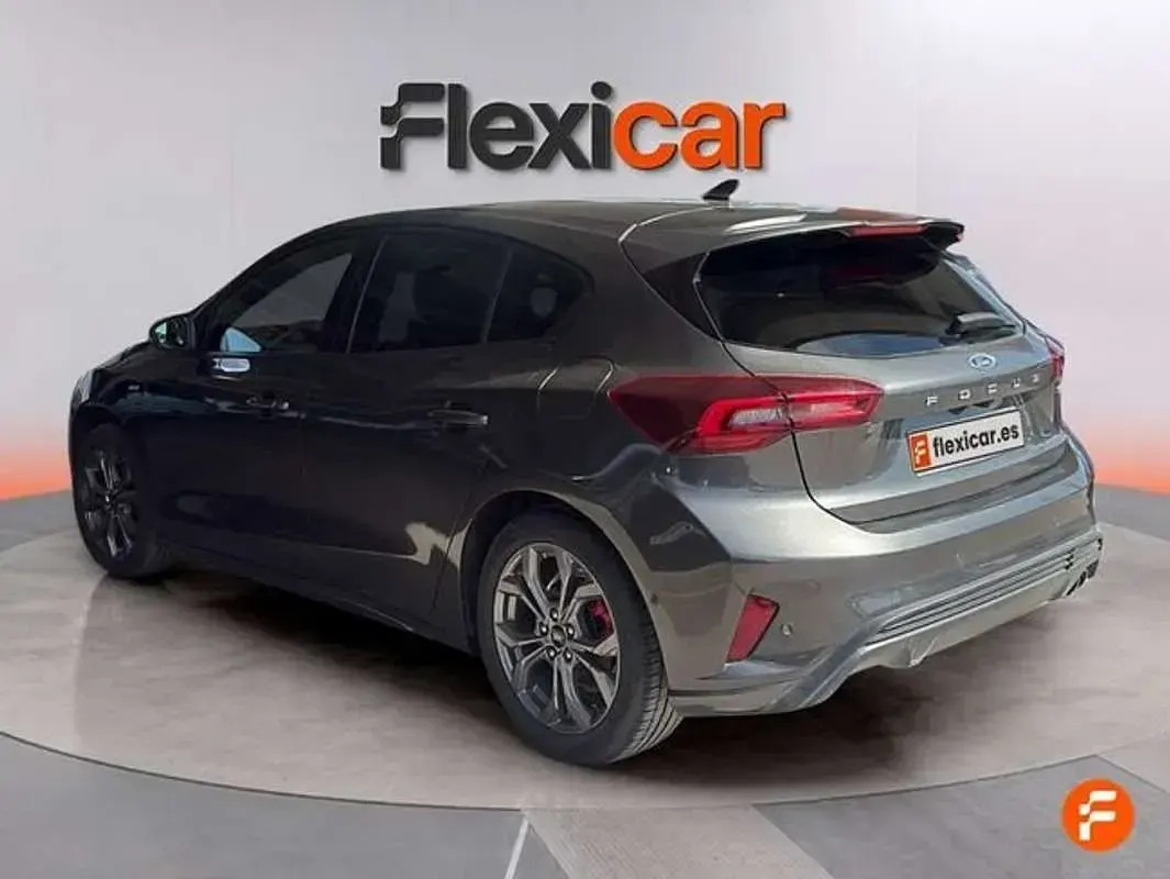 Usado Ford Focus ST-Line 155 CV (114 kW) 2022 Gris Berlina