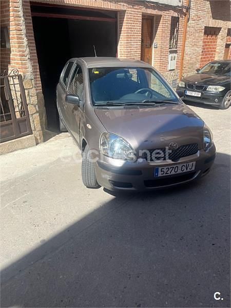 Gris / plata Usado 2004 Toyota Yaris Sol Berlina | 4500 € (Un poco caro) - Imagen 1/4