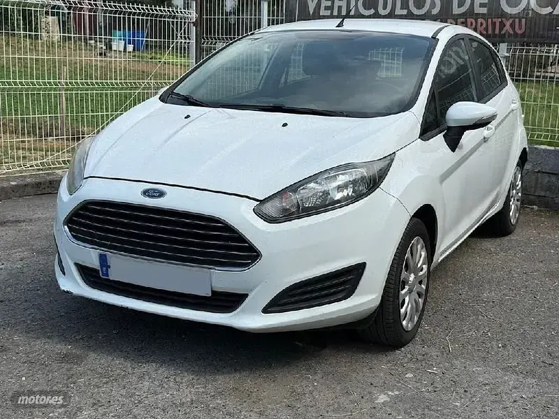 Usado Ford Fiesta 75 CV (55 kW) 2015 Blanco Utilitario