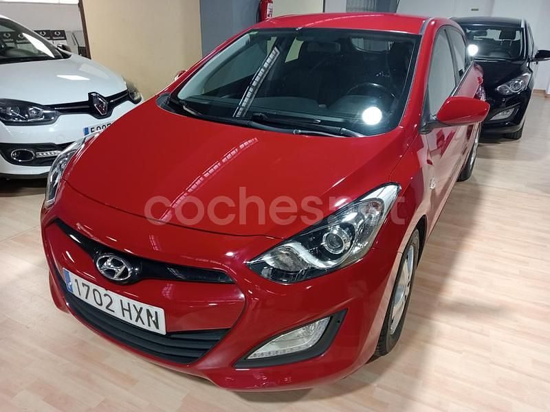 Rojo Usado 2014 Hyundai i30 Berlina | 9490 € (Un poco caro) - Imagen 1/4