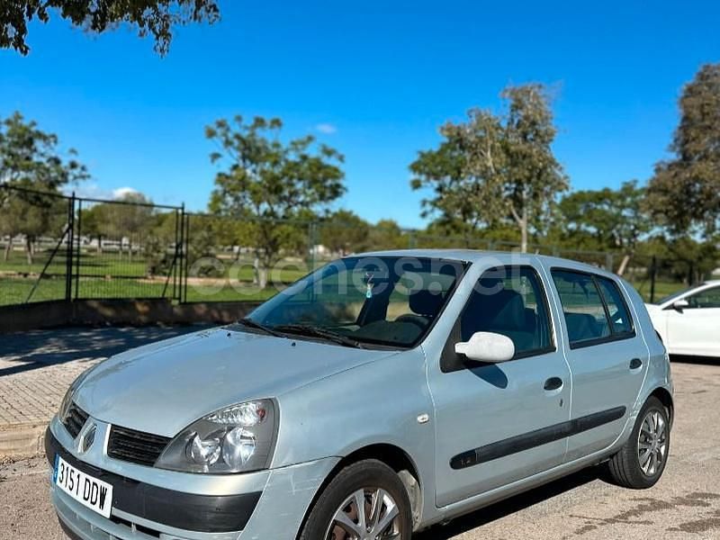 Gris / plata Usado 2005 Renault Clio II Authentique Berlina | 1990 € (Precio justo) - Imagen 1/4