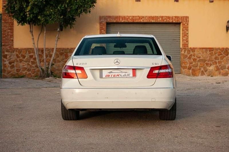 Usado Mercedes E220 Avantgarde 170 CV (125 kW) 2011 Blanco Berlina