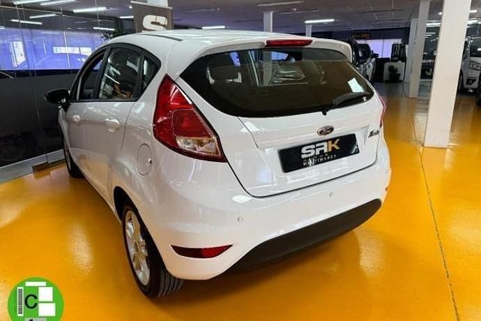 Usado Ford Fiesta Trend 101 CV (74 kW) 2014 Blanco Utilitario