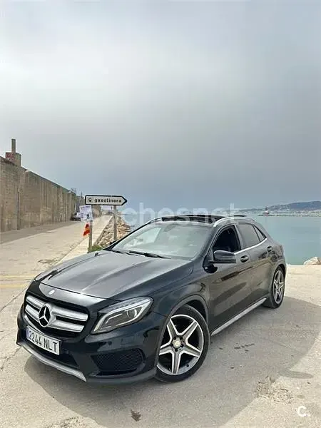 Usado Mercedes GLA180 AMG line 122 CV (89 kW) 2016 Negro SUV