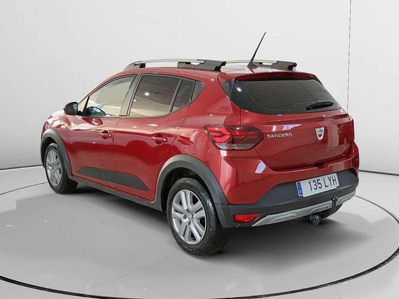 Usado Dacia Sandero Comfort 101 CV (74 kW) 2022 Rojo Utilitario