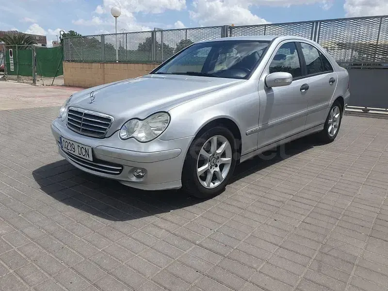 Usado Mercedes C180 Classic 143 CV (105 kW) 2005 Gris / plata Berlina