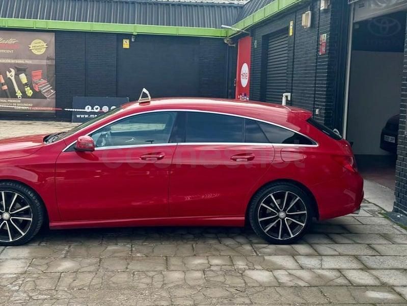 Usado Mercedes CLA220 Shooting Brake Urban 177 CV (130 kW) 2016 Rojo Familiar