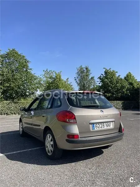 Usado Renault Clio GrandTour Exception 100 CV (73 kW) 2009 Beige Familiar
