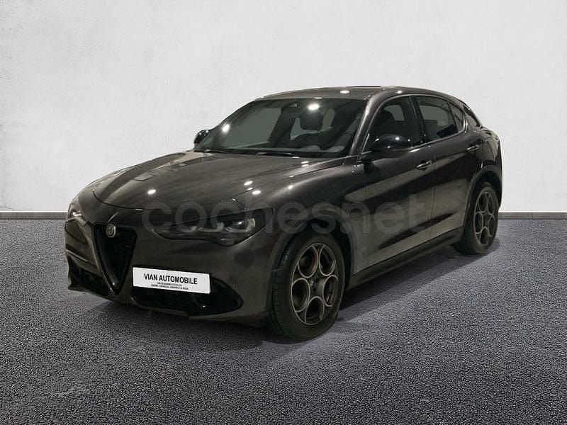 Usado Alfa Romeo Stelvio Sprint 160 CV (117 kW) 2023 Gris / plata SUV