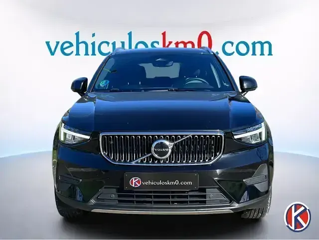 Begagnad Volvo XC40 Core 163 HK (119 kW) 2024 Svart SUV