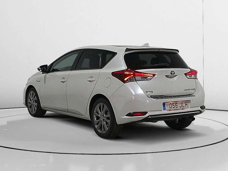 Używany Toyota Auris Hybrid Advance 136 KM (100 kW) 2016 Biały Hatchback