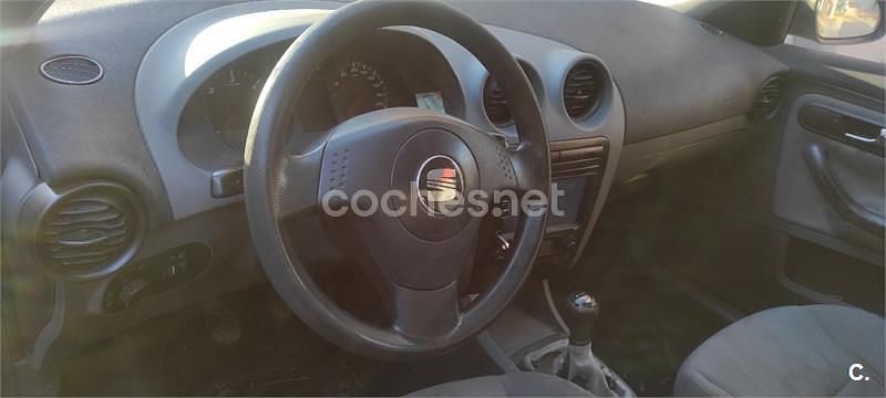 Usado Seat Ibiza Fresh 100 CV (73 kW) 2002 Gris / plata Berlina