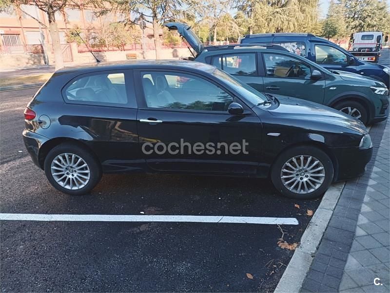 Usado Alfa Romeo 147 Distinctive 105 CV (77 kW) 2006 Negro Utilitario