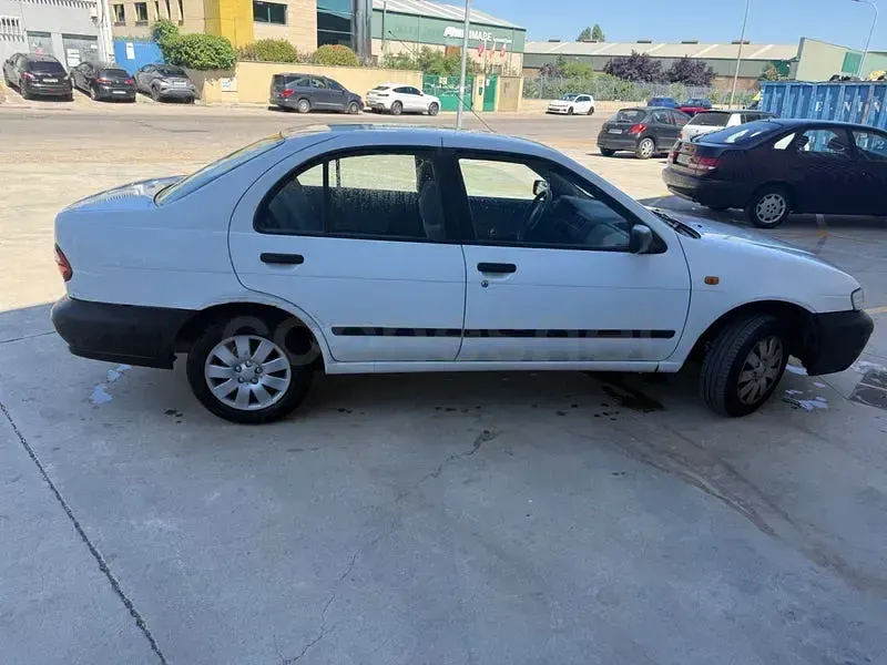 Usado Nissan Almera 100 CV (73 kW) 2000 Blanco Berlina