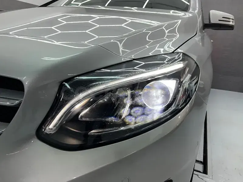 Usado Mercedes B200 136 CV (100 kW) 2017 Gris / plata Monovolumen