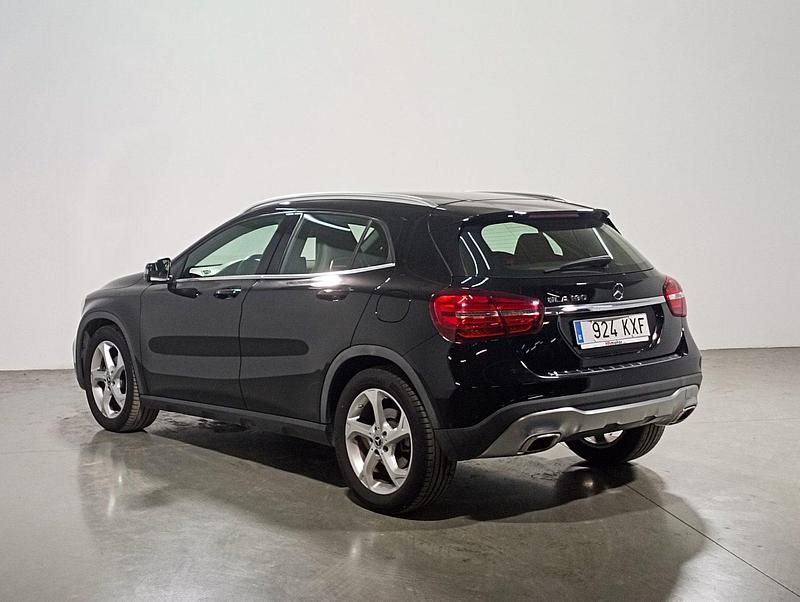 Usado Mercedes GLA180 Urban 122 CV (89 kW) 2019 Negro SUV