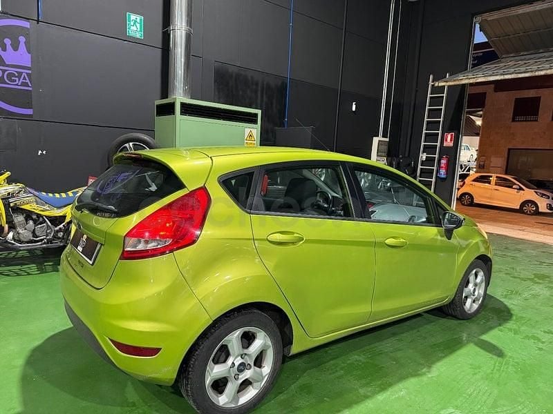 Usado Ford Fiesta Trend 68 CV (50 kW) 2009 Verde Berlina