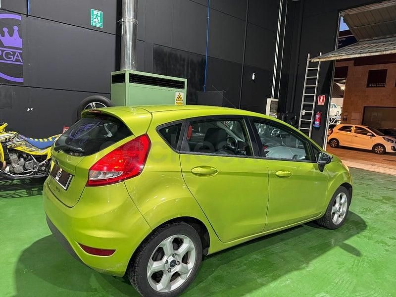 Usado Ford Fiesta Trend 68 CV (50 kW) 2009 Verde Berlina