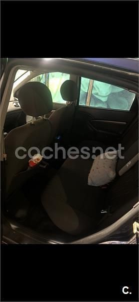 Usado Ford Focus Trend 100 CV (73 kW) 2002 Azul Berlina