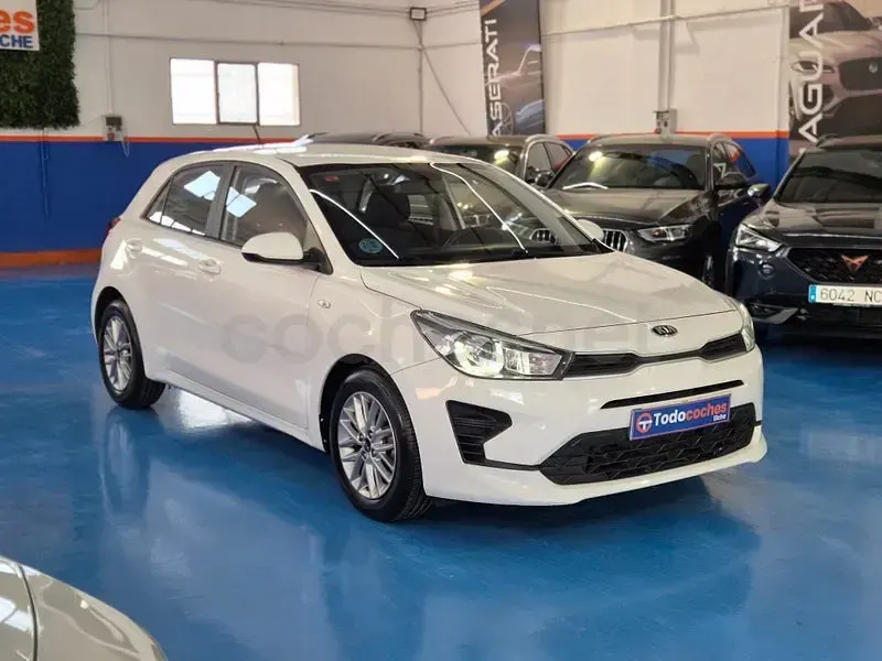 Usado Kia Rio 84 CV (61 kW) 2022 Blanco Berlina