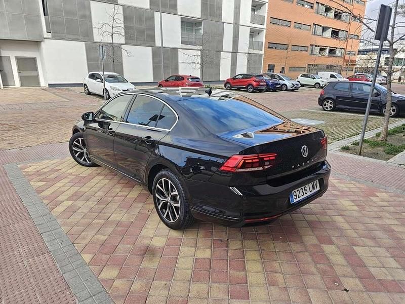 Usado VW Passat Executive 120 CV (88 kW) 2021 Negro Berlina