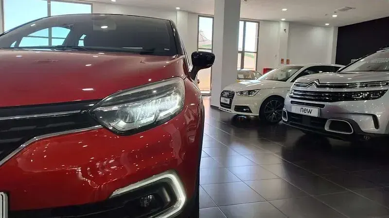 Usado Renault Captur Zen 90 CV (66 kW) 2019 Rojo SUV