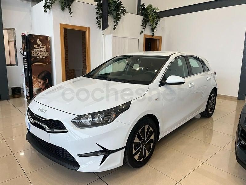 Usado Kia Ceed 100 CV (73 kW) 2025 Blanco Utilitario