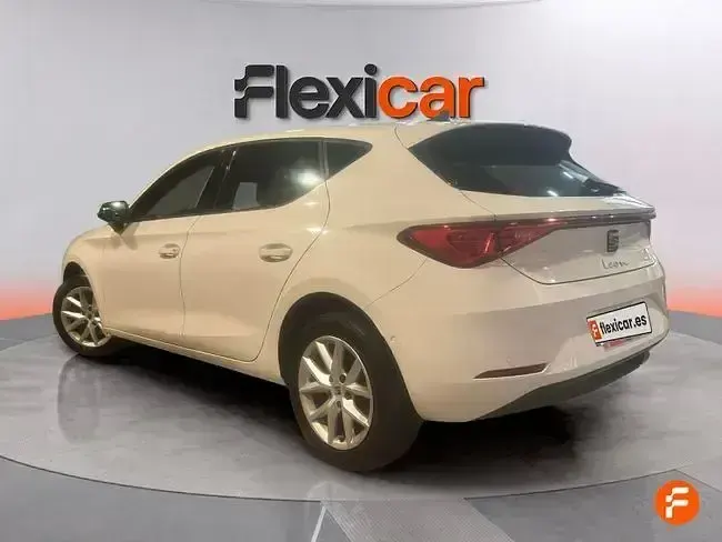 Usado Seat Leon Style 130 CV (95 kW) 2024 Blanco Familiar