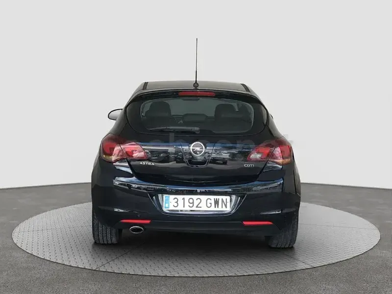 Usado Opel Astra Cosmo 160 CV (117 kW) 2010 Negro Berlina