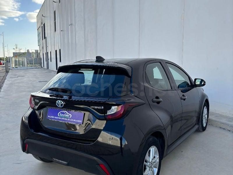 Usado Toyota Yaris Hybrid Business Edition 116 CV (85 kW) 2021 Negro Berlina