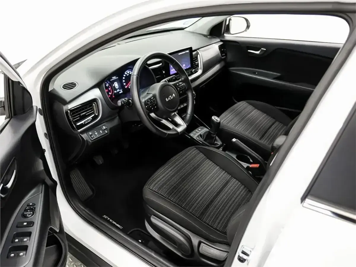 Usado Kia Stonic 101 CV (74 kW) 2024 Blanco SUV