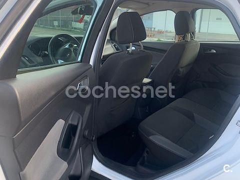 Usado Ford Focus Trend 115 CV (84 kW) 2011 Blanco Berlina